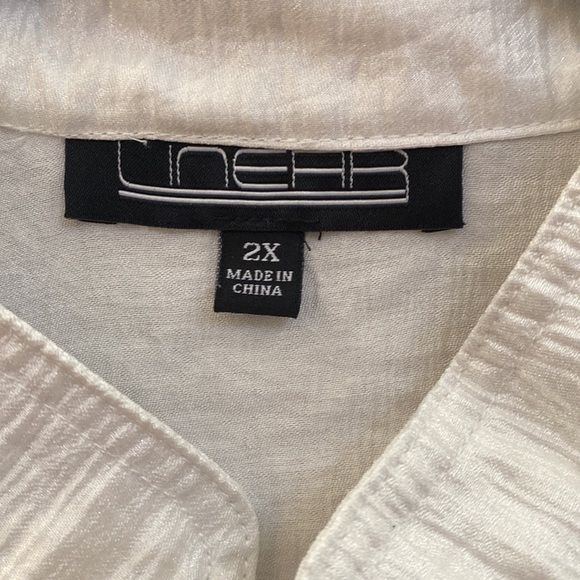 Linear white blouse with cuffed sleeves. Great stitching detail. 2X - Picture 3 of 10